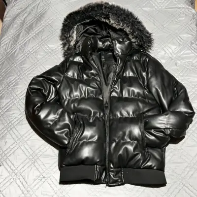 Chaqueta acolchada negra con capucha de piel sintética - miniatura 2