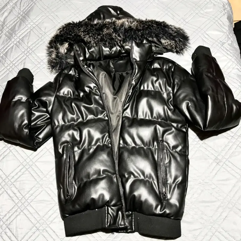 Chaqueta acolchada negra con capucha de piel sintética - 3