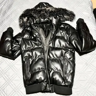 Chaqueta acolchada negra con capucha de piel sintética - miniatura 3