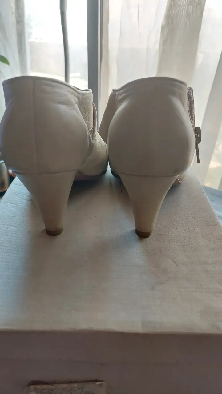 Zapatos de tacón beige con diseño cruzado - 2