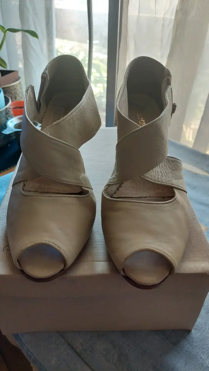 Zapatos de tacón beige con diseño cruzado - 3