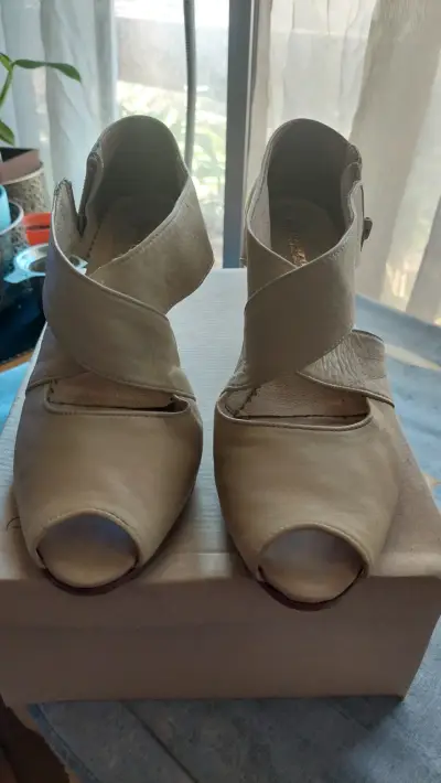 Zapatos de tacón beige con diseño cruzado - miniatura 3