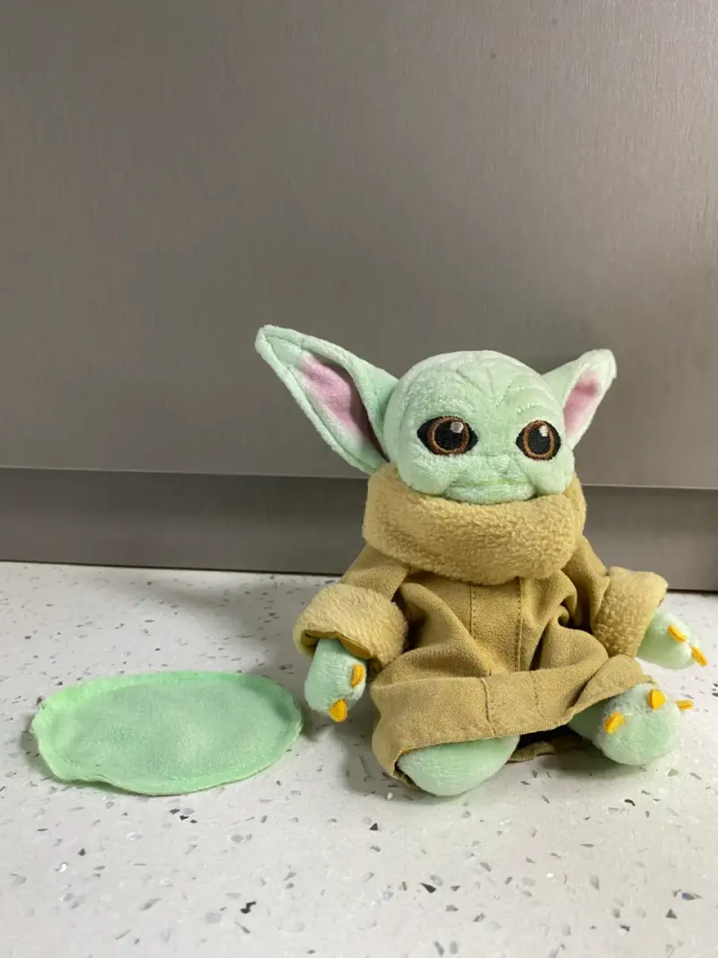 Peluche Baby Yoda de Star Wars con capa removible - 2