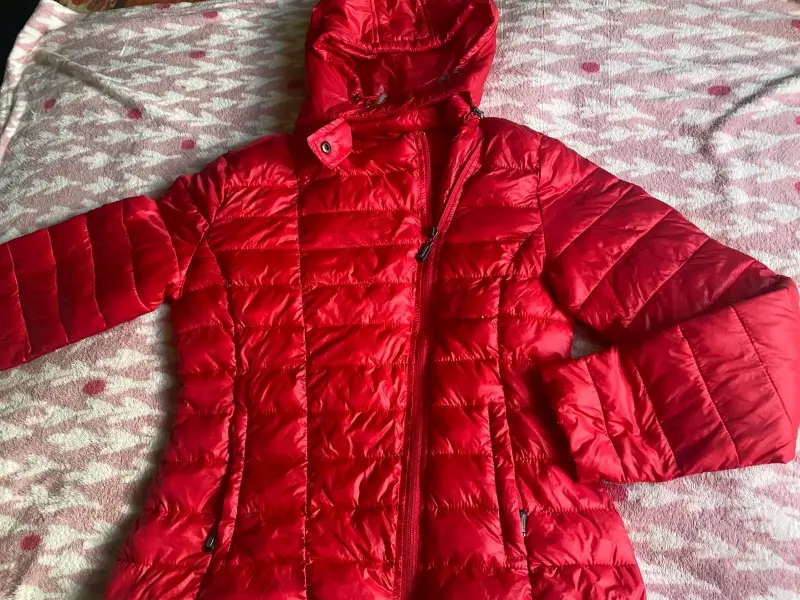 Chaqueta acolchada roja con capucha