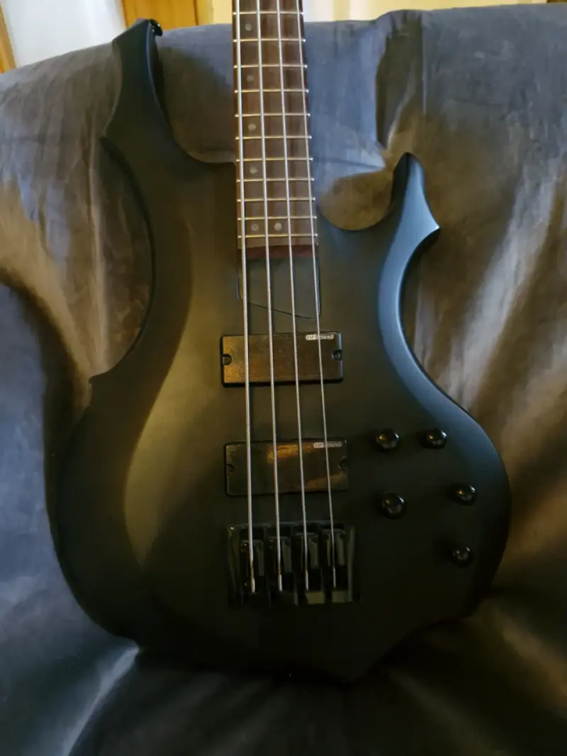 Bajo Eléctrico LTD Negro de 4 Cuerdas - 3