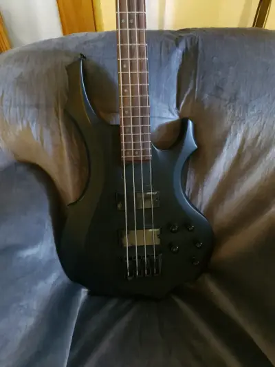 Bajo Eléctrico LTD Negro de 4 Cuerdas - miniatura 4