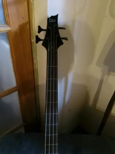 Bajo Eléctrico LTD Negro de 4 Cuerdas - miniatura 5