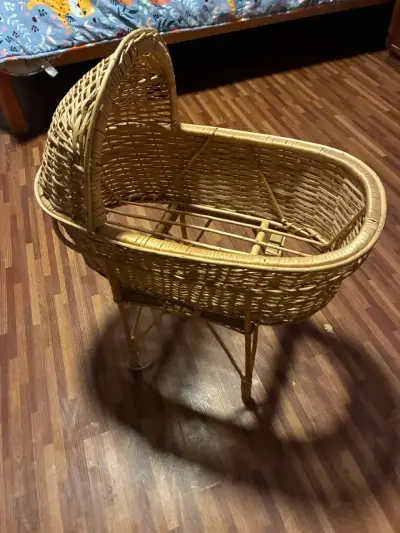 Cuna moisés de mimbre para muñecas - miniatura 1