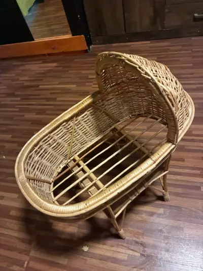Cuna moisés de mimbre para muñecas - miniatura 2