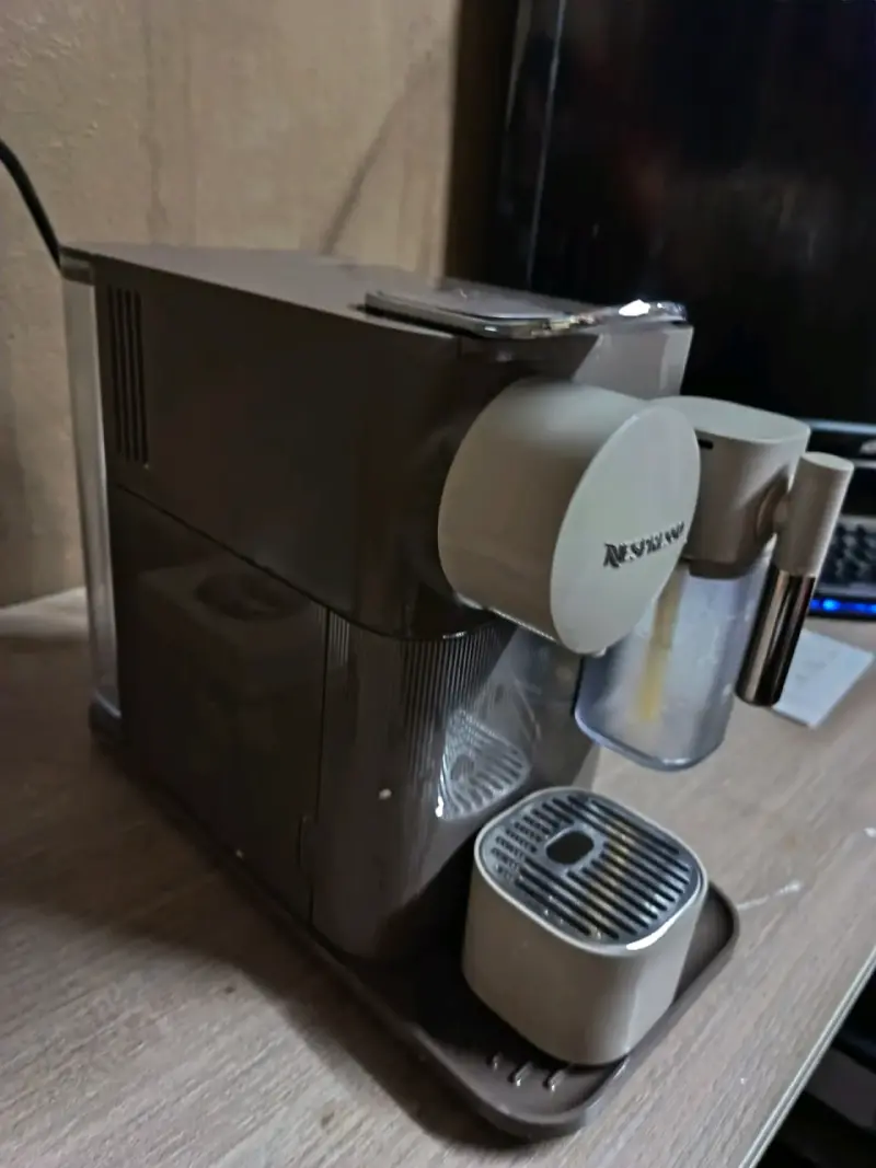Máquina de café Nespresso con espumador - 1