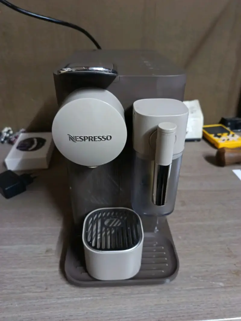 Máquina de café Nespresso con espumador - 2