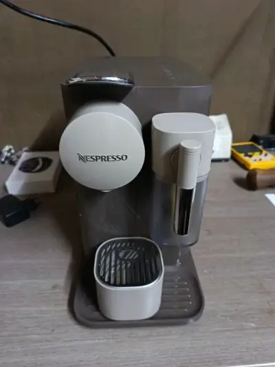 Máquina de café Nespresso con espumador - miniatura 2