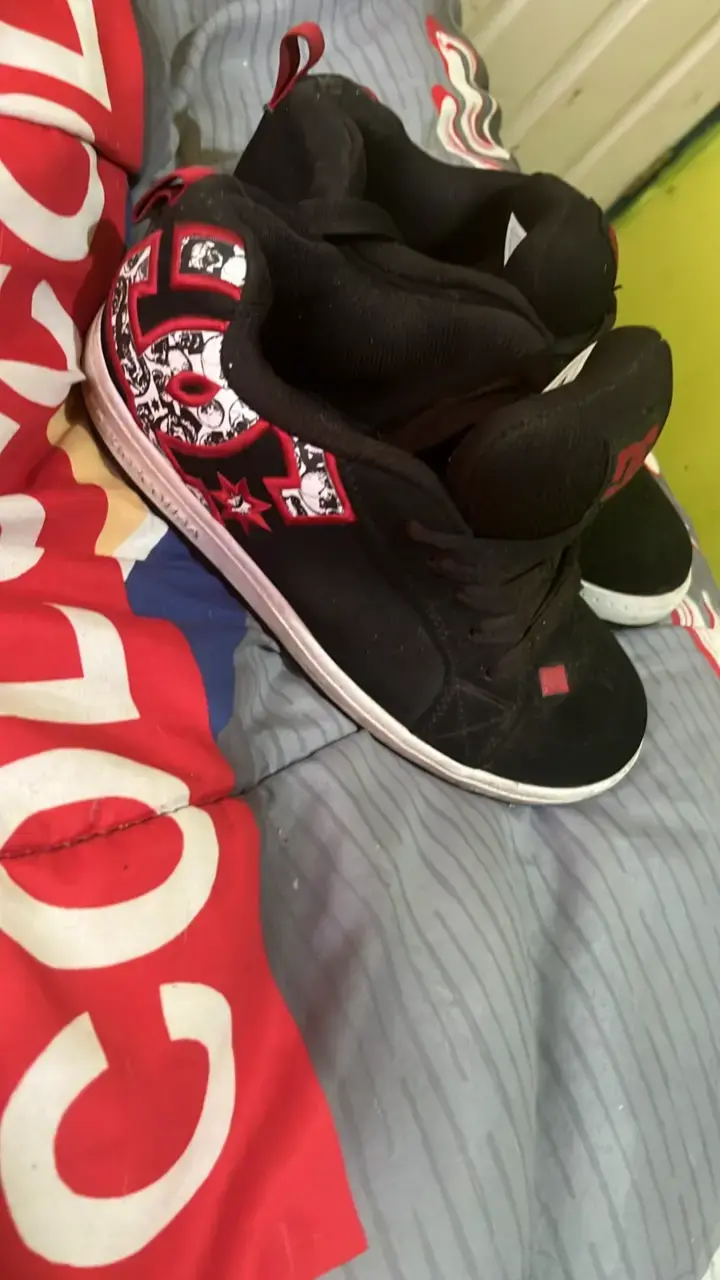 Zapatillas DC negras con diseño gráfico - 1