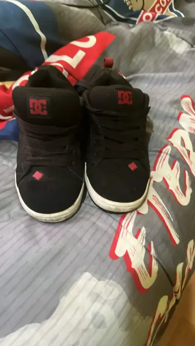 Zapatillas DC negras con diseño gráfico - miniatura 2