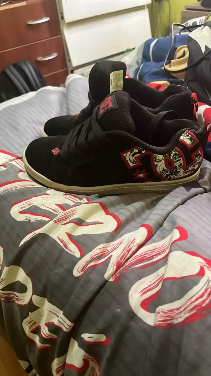 Zapatillas DC negras con diseño gráfico - 3