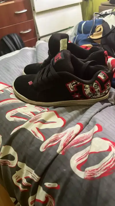 Zapatillas DC negras con diseño gráfico - miniatura 3