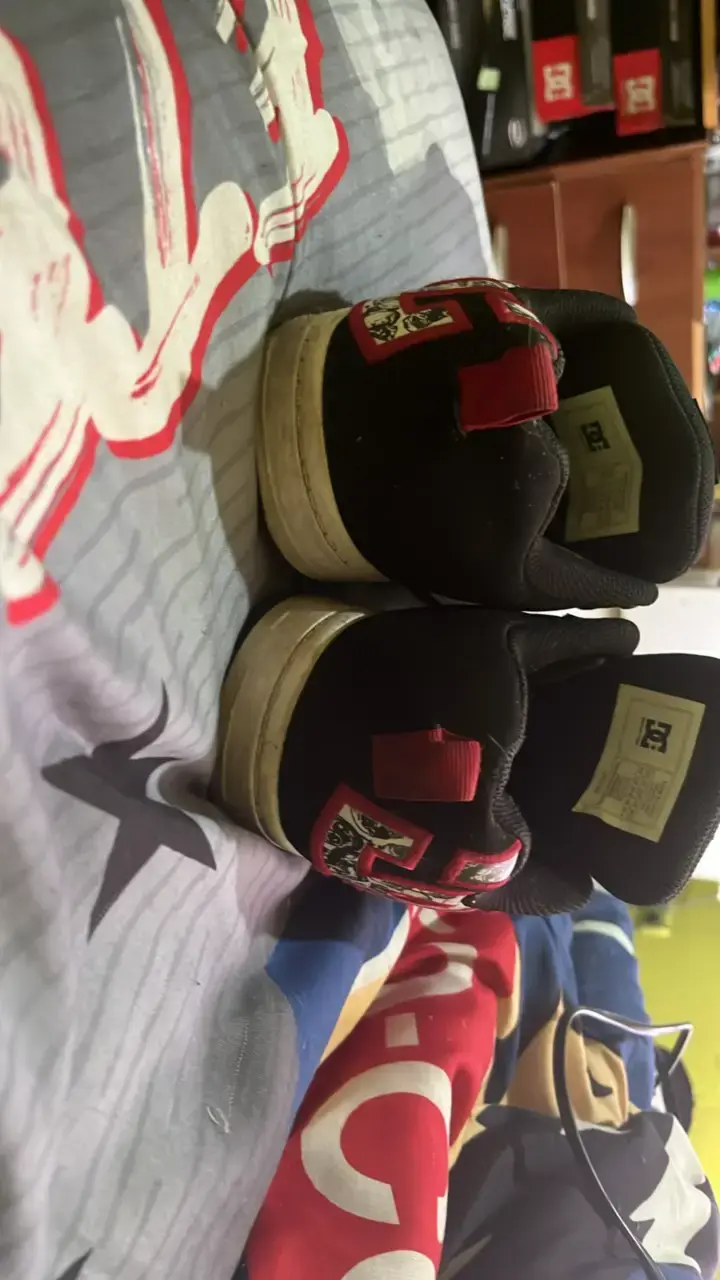 Zapatillas DC negras con diseño gráfico - 4