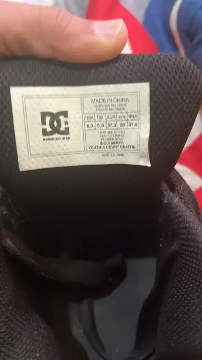 Zapatillas DC negras con diseño gráfico - miniatura 5