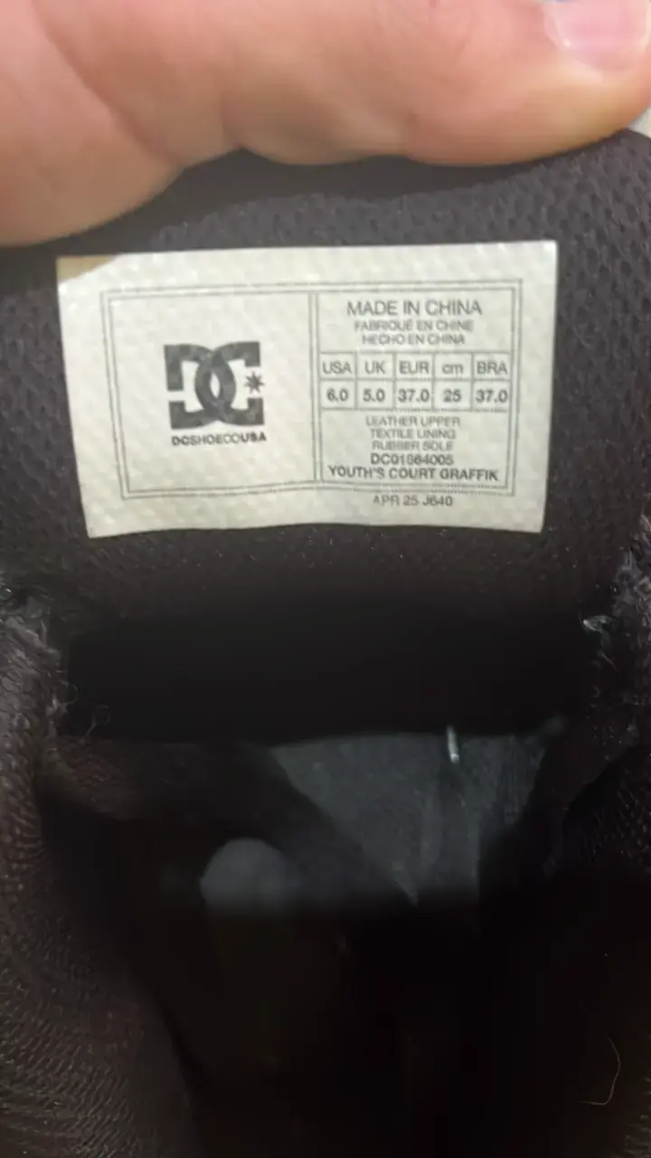 Zapatillas DC negras con diseño gráfico - 6