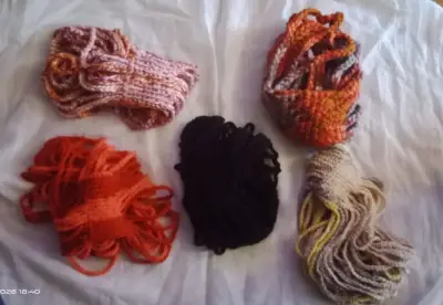 Bufandas de lana tejidas a mano en varios colores - miniatura 1