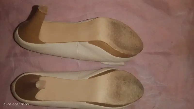 Zapatos de tacón beige con flor elegante - 2