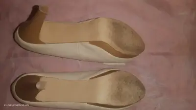 Zapatos de tacón beige con flor elegante - miniatura 2