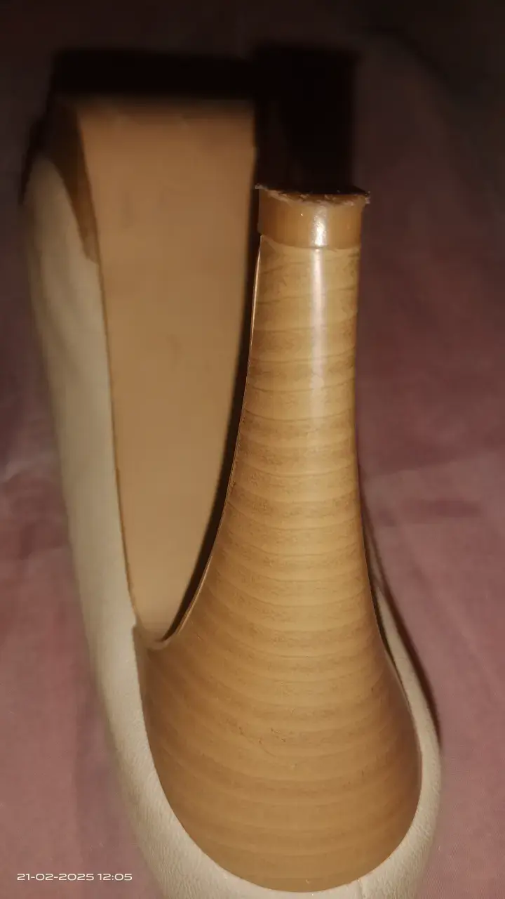Zapatos de tacón beige con flor elegante - 3