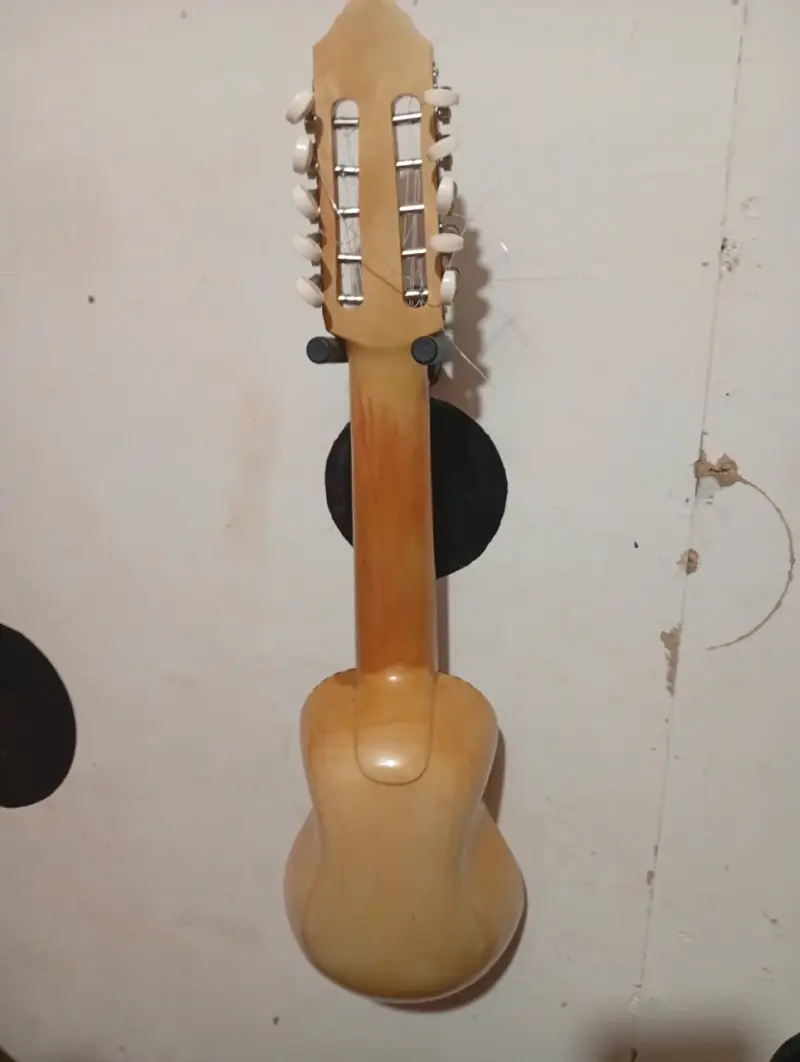 Charango de madera con funda incluida - 3