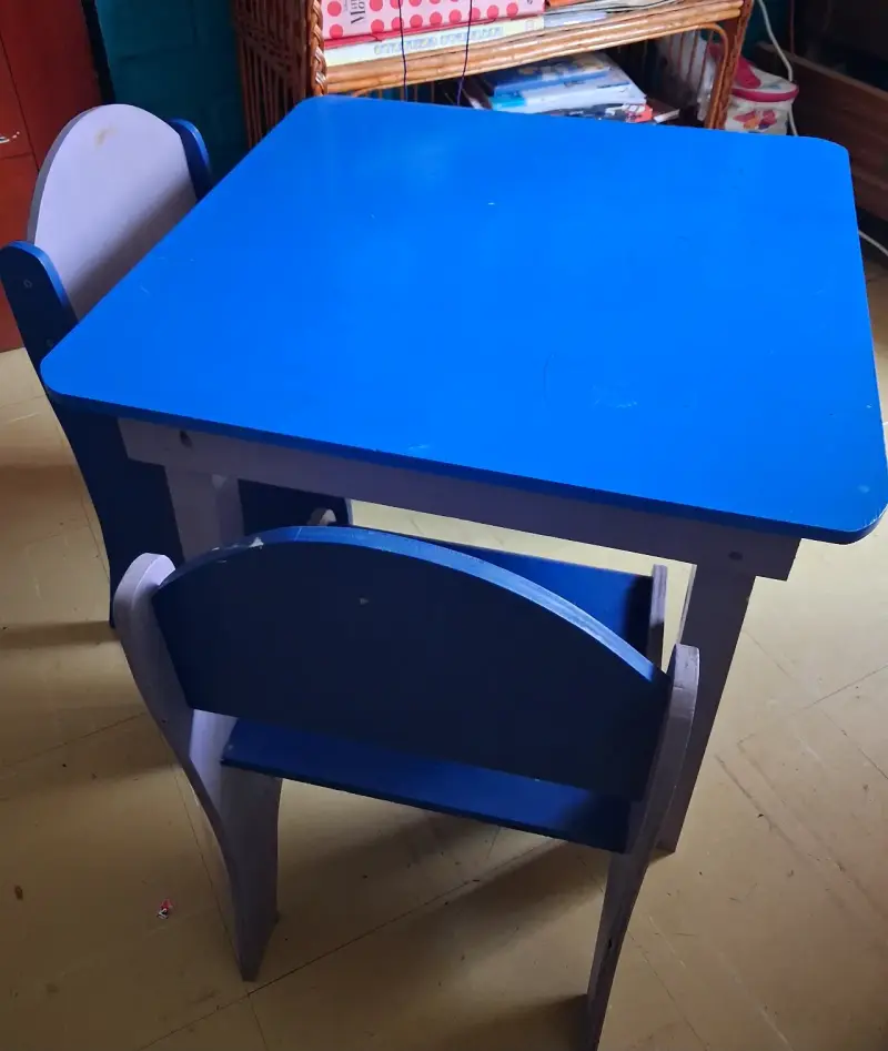 Mesa y sillas infantiles de madera azul - 1