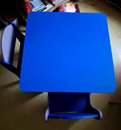 Mesa y sillas infantiles de madera azul - miniatura 2