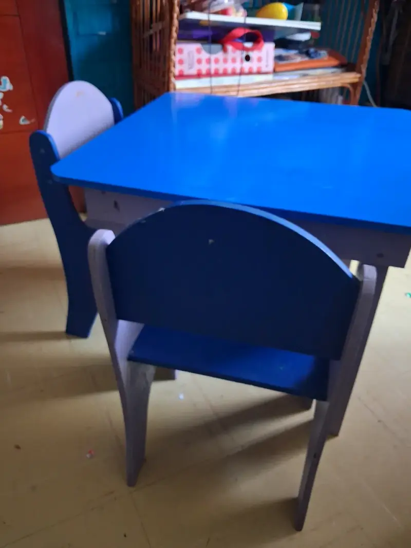 Mesa y sillas infantiles de madera azul - 3