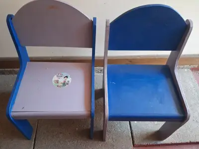 Mesa y sillas infantiles de madera azul - miniatura 4