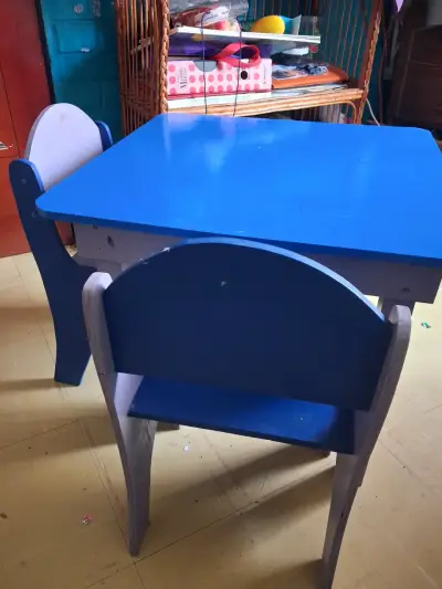 Mesa y sillas infantiles de madera azul - miniatura 5