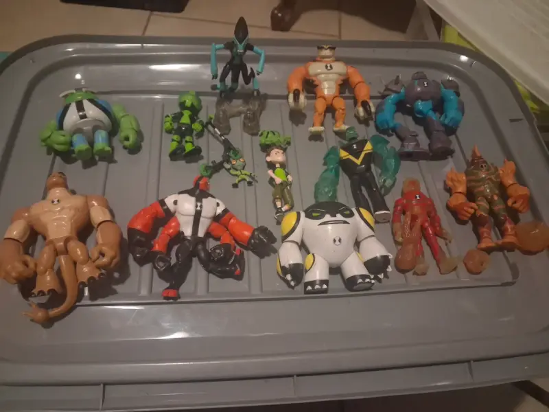 Lote de figuras de acción de Ben 10 y superhéroes - 1