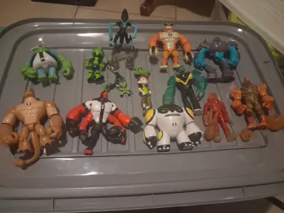 Lote de figuras de acción de Ben 10 y superhéroes - miniatura 1