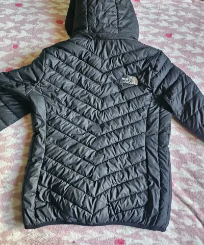 Chaqueta negra The North Face con capucha - miniatura 2
