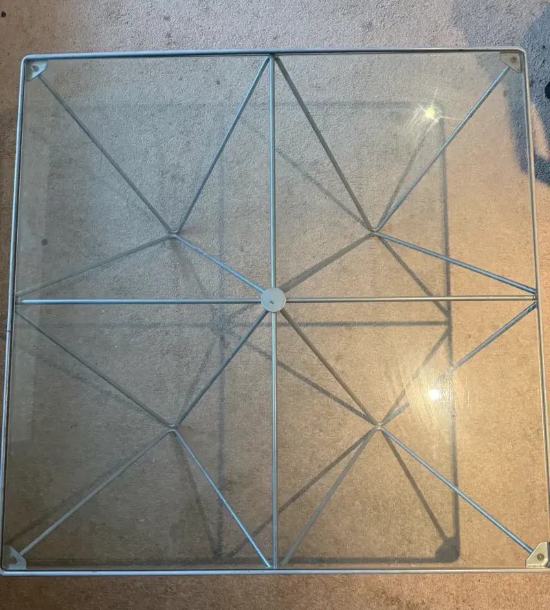 Mesa de centro de vidrio y metal moderna