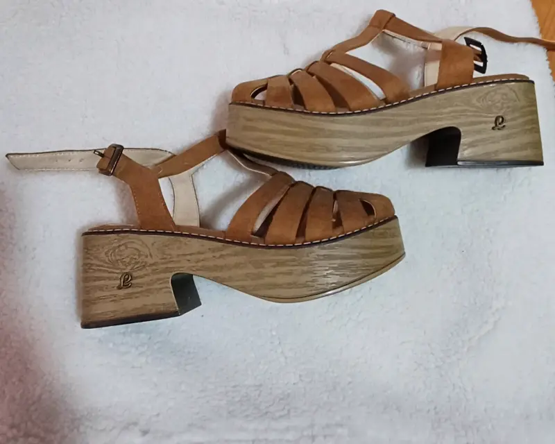 Sandalias de plataforma color camel con diseño de madera - 1