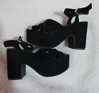 Sandalias de plataforma color camel con diseño de madera - miniatura 2