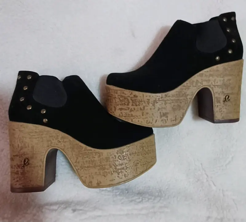 Sandalias de plataforma color camel con diseño de madera - 3