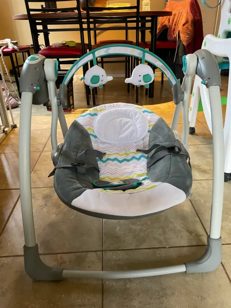 Columpio para bebé con juguetes colgantes