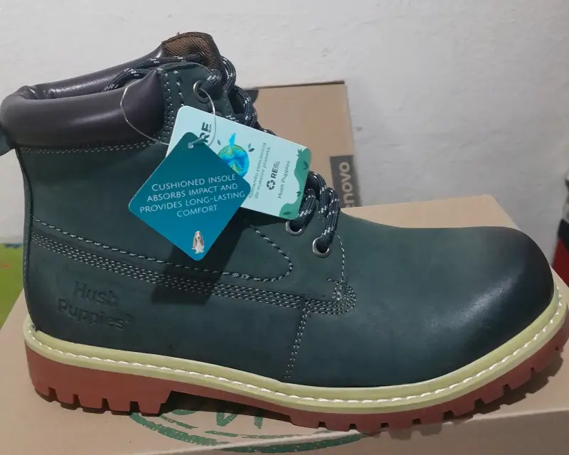Botin de cuero Hush Puppies azulado.