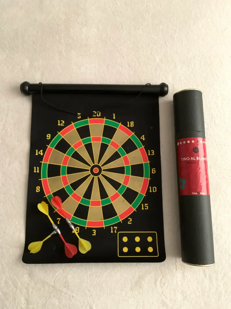 Juego de dardos magnético con tablero reversible - 1