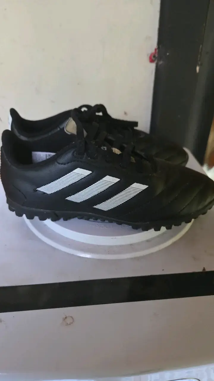 Zapatillas de fútbol negras con diseño clásico - 1