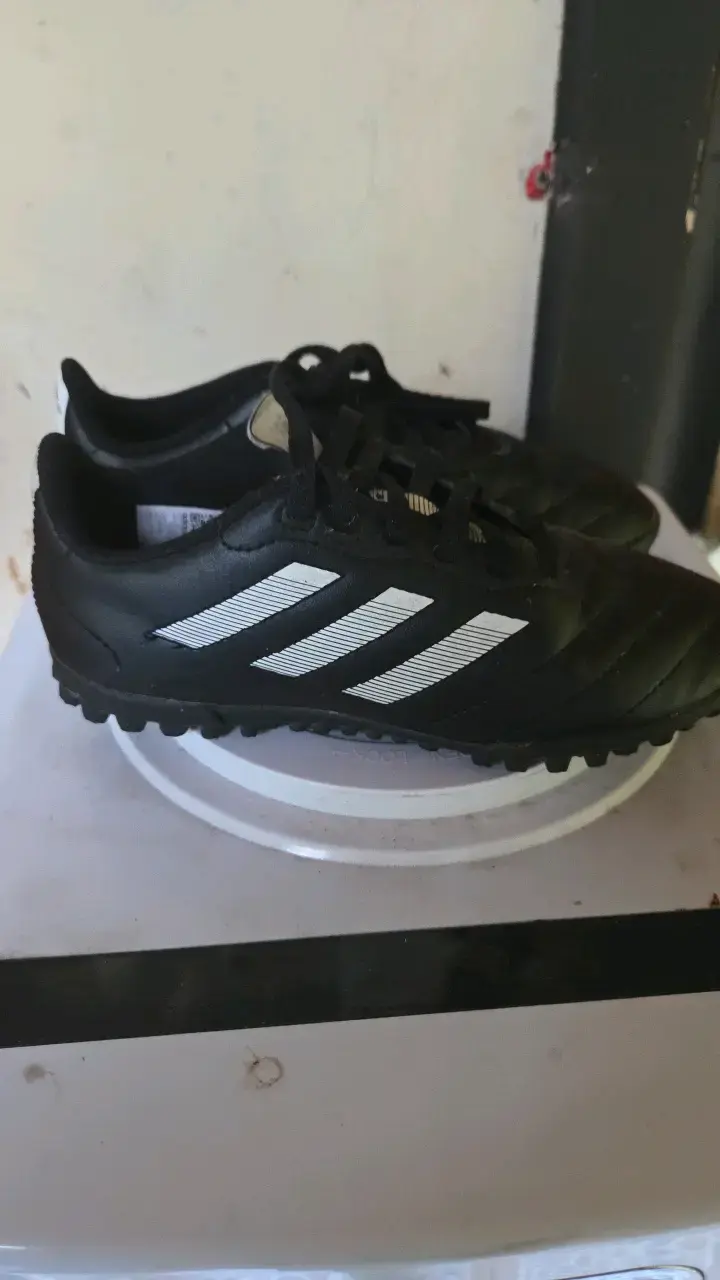 Zapatillas de fútbol negras con diseño clásico - 2