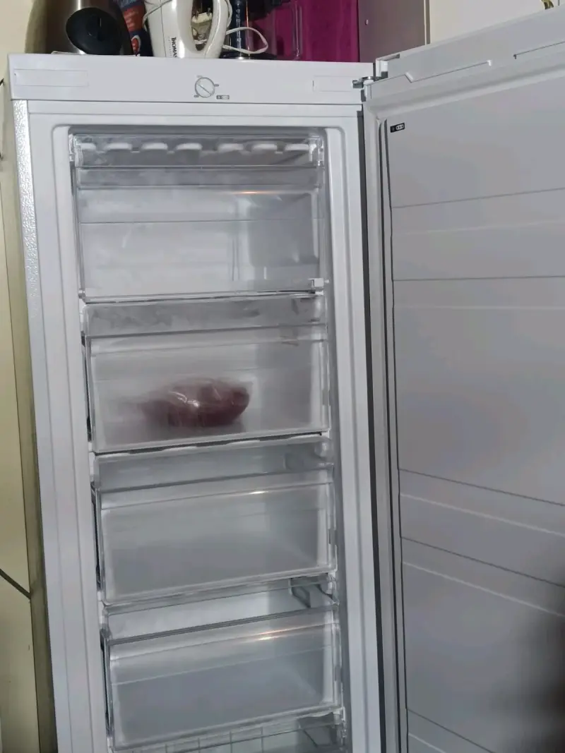Congelador vertical Midea eficiente A+ - 2