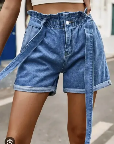 Shorts de mezclilla con cinturón para mujer - miniatura 2