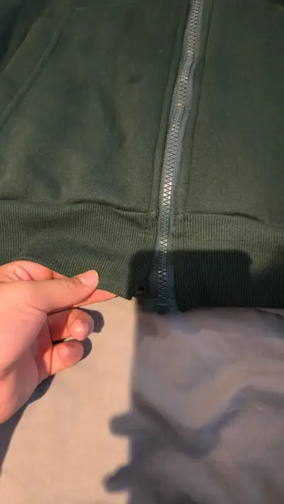 Polerón verde con diseño tribal - miniatura 3