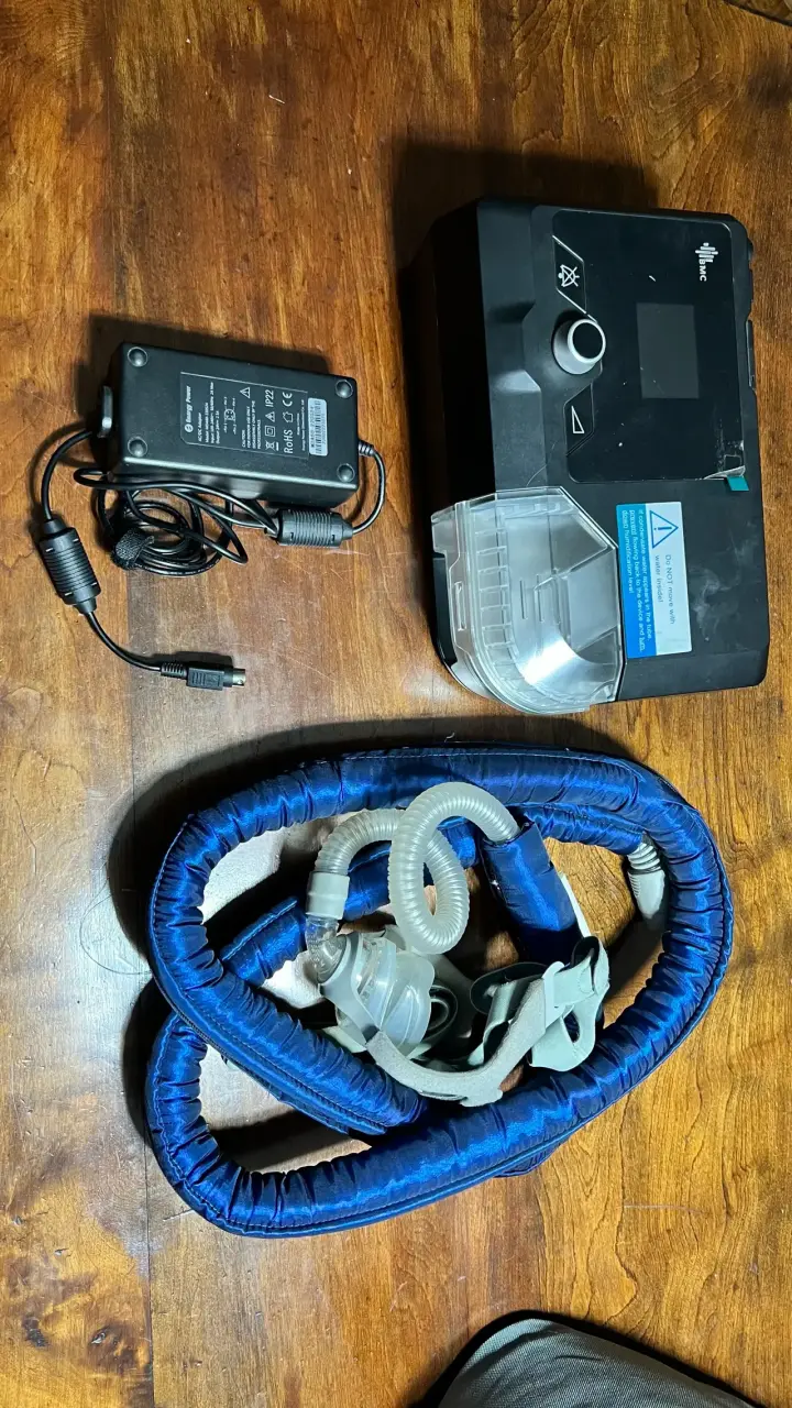 Máquina CPAP portátil con accesorios y estuche - 1