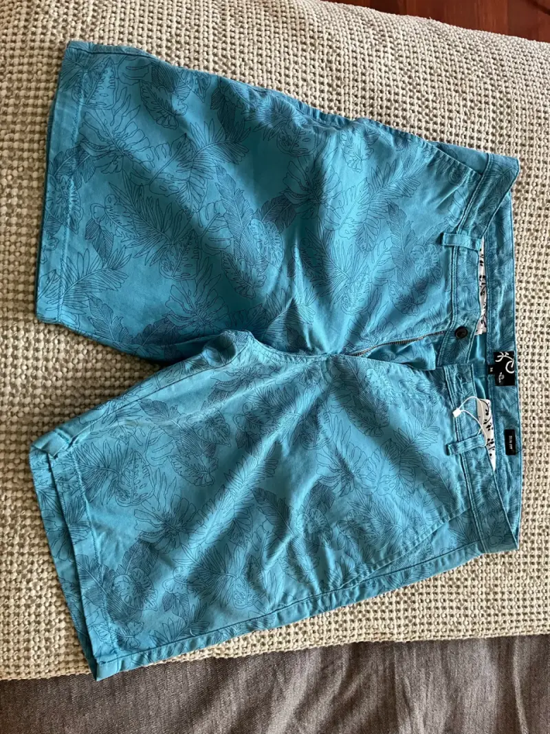 Bermudas azules con estampado tropical para hombre - 1